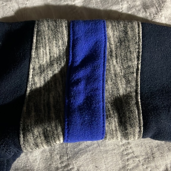 Old navy size 5 sweatshirt with bears logo.Navy, yellow, gray, bright blue. - Picture 5 of 5